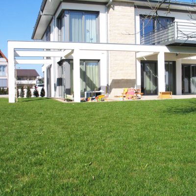 fischer-landschaftsarchitektur-hausgarten-dietenheim-terrasse-mit-sandkasten